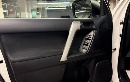 Toyota Land Cruiser Prado 150 рестайлинг 2, 2016 год, 4 400 000 рублей, 12 фотография