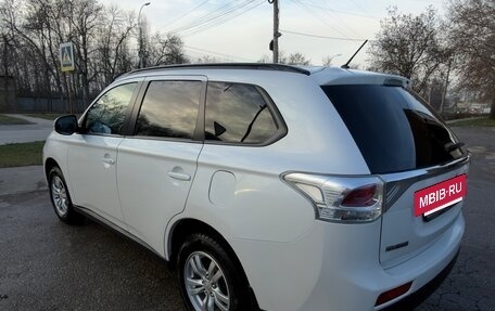 Mitsubishi Outlander III рестайлинг 3, 2013 год, 1 585 000 рублей, 2 фотография