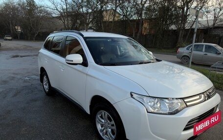 Mitsubishi Outlander III рестайлинг 3, 2013 год, 1 585 000 рублей, 4 фотография