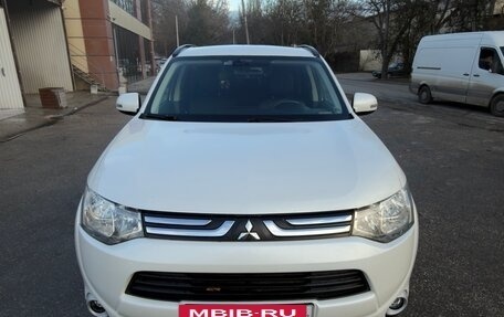 Mitsubishi Outlander III рестайлинг 3, 2013 год, 1 585 000 рублей, 3 фотография