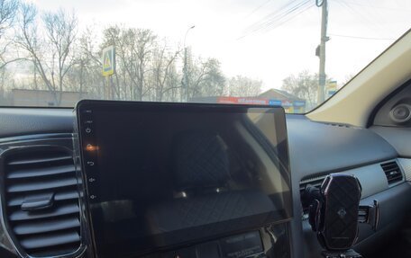 Mitsubishi Outlander III рестайлинг 3, 2013 год, 1 585 000 рублей, 10 фотография