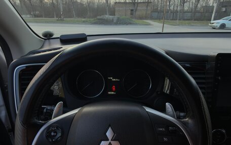 Mitsubishi Outlander III рестайлинг 3, 2013 год, 1 585 000 рублей, 9 фотография