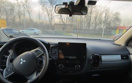 Mitsubishi Outlander III рестайлинг 3, 2013 год, 1 585 000 рублей, 12 фотография