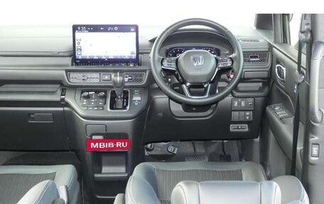 Honda Stepwgn, 2022 год, 1 850 000 рублей, 10 фотография