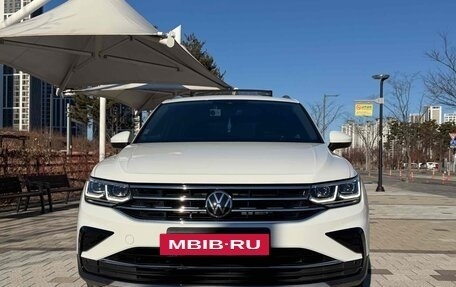 Volkswagen Tiguan II, 2023 год, 3 100 009 рублей, 2 фотография