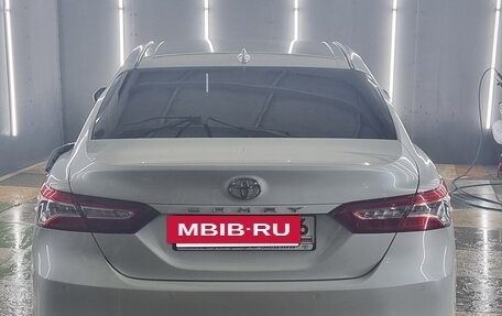 Toyota Camry, 2022 год, 3 300 000 рублей, 6 фотография