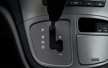 Hyundai H-1 II рестайлинг, 2019 год, 2 950 000 рублей, 23 фотография