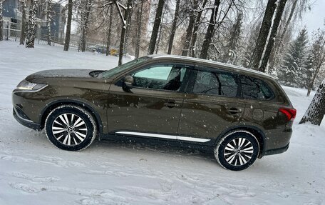 Mitsubishi Outlander III рестайлинг 3, 2019 год, 2 249 000 рублей, 10 фотография