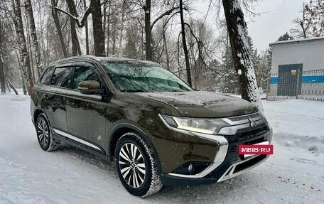 Mitsubishi Outlander III рестайлинг 3, 2019 год, 2 249 000 рублей, 13 фотография
