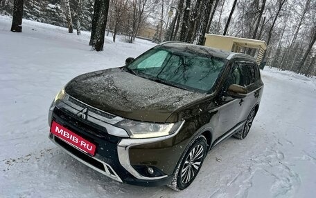 Mitsubishi Outlander III рестайлинг 3, 2019 год, 2 249 000 рублей, 8 фотография