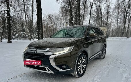 Mitsubishi Outlander III рестайлинг 3, 2019 год, 2 249 000 рублей, 6 фотография