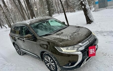 Mitsubishi Outlander III рестайлинг 3, 2019 год, 2 249 000 рублей, 15 фотография