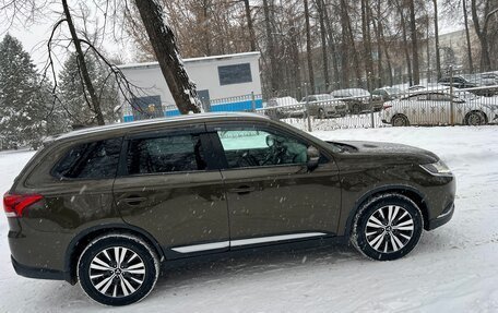 Mitsubishi Outlander III рестайлинг 3, 2019 год, 2 249 000 рублей, 16 фотография