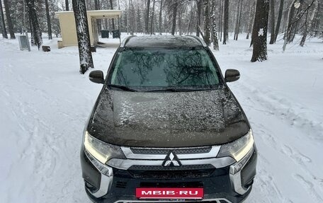 Mitsubishi Outlander III рестайлинг 3, 2019 год, 2 249 000 рублей, 9 фотография