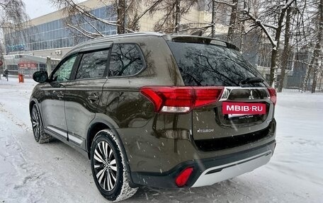 Mitsubishi Outlander III рестайлинг 3, 2019 год, 2 249 000 рублей, 3 фотография