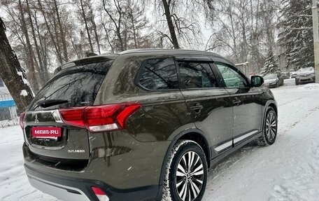 Mitsubishi Outlander III рестайлинг 3, 2019 год, 2 249 000 рублей, 17 фотография