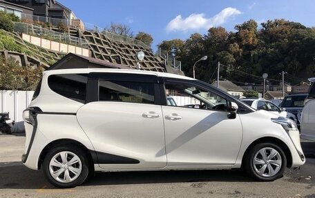 Toyota Sienta II, 2022 год, 1 380 000 рублей, 6 фотография