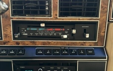 Lincoln Town Car II, 1985 год, 2 100 000 рублей, 8 фотография