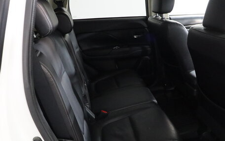 Mitsubishi Outlander III рестайлинг 3, 2017 год, 1 599 000 рублей, 13 фотография