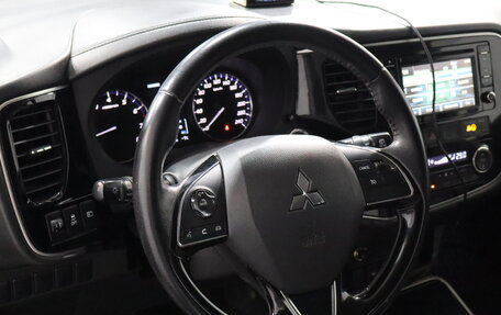 Mitsubishi Outlander III рестайлинг 3, 2017 год, 1 599 000 рублей, 9 фотография