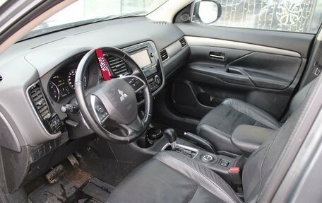Mitsubishi Outlander III рестайлинг 3, 2014 год, 1 345 000 рублей, 10 фотография