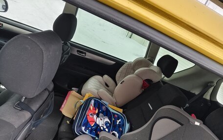 Toyota Avensis Verso I рестайлинг, 2004 год, 1 150 000 рублей, 13 фотография