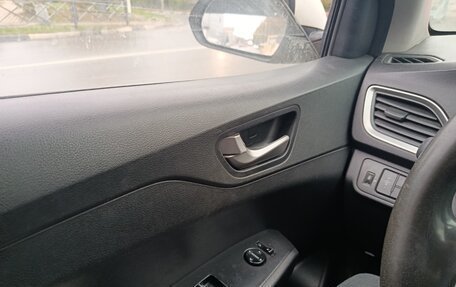 Hyundai Solaris II рестайлинг, 2017 год, 700 000 рублей, 3 фотография