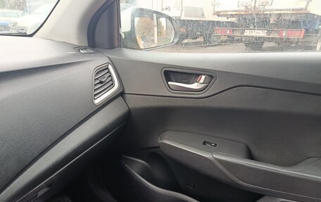 Hyundai Solaris II рестайлинг, 2017 год, 700 000 рублей, 2 фотография