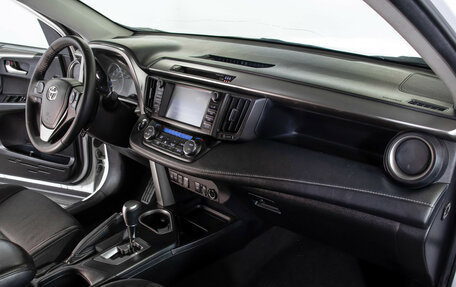 Toyota RAV4, 2018 год, 1 995 000 рублей, 9 фотография