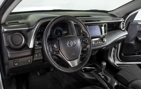 Toyota RAV4, 2018 год, 1 995 000 рублей, 12 фотография