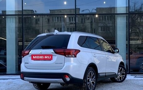 Mitsubishi Outlander III рестайлинг 3, 2017 год, 2 400 000 рублей, 5 фотография