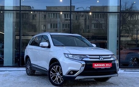 Mitsubishi Outlander III рестайлинг 3, 2017 год, 2 400 000 рублей, 3 фотография