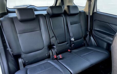 Mitsubishi Outlander III рестайлинг 3, 2017 год, 2 400 000 рублей, 10 фотография