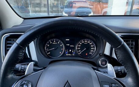 Mitsubishi Outlander III рестайлинг 3, 2017 год, 2 400 000 рублей, 14 фотография