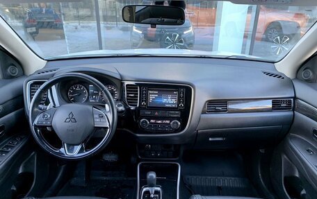 Mitsubishi Outlander III рестайлинг 3, 2017 год, 2 400 000 рублей, 11 фотография