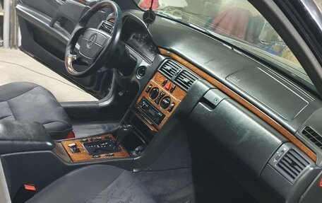 Mercedes-Benz E-Класс, 1998 год, 300 000 рублей, 4 фотография