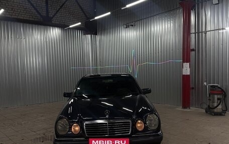 Mercedes-Benz E-Класс, 1998 год, 300 000 рублей, 2 фотография