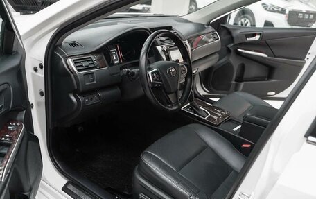 Toyota Camry, 2017 год, 1 890 000 рублей, 10 фотография