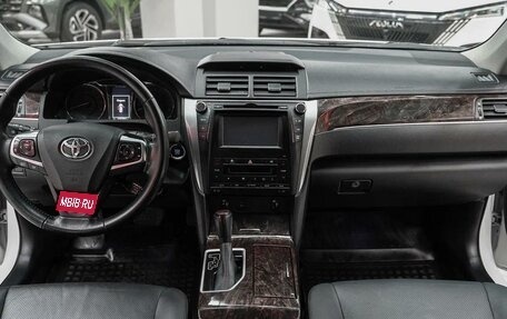 Toyota Camry, 2017 год, 1 890 000 рублей, 8 фотография