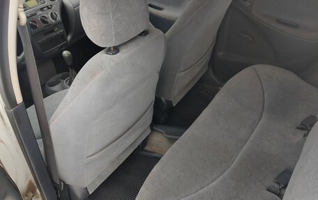 Toyota Yaris I рестайлинг, 2000 год, 245 000 рублей, 9 фотография