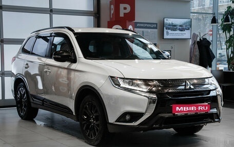 Mitsubishi Outlander III рестайлинг 3, 2020 год, 2 100 000 рублей, 3 фотография
