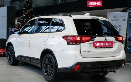 Mitsubishi Outlander III рестайлинг 3, 2020 год, 2 100 000 рублей, 6 фотография