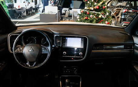 Mitsubishi Outlander III рестайлинг 3, 2020 год, 2 100 000 рублей, 20 фотография