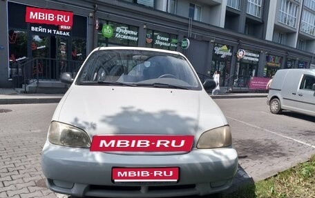 KIA Carnival III, 2001 год, 650 000 рублей, 1 фотография