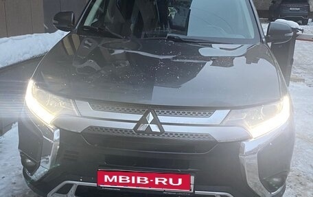 Mitsubishi Outlander III рестайлинг 3, 2019 год, 1 570 000 рублей, 1 фотография