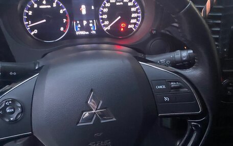 Mitsubishi Outlander III рестайлинг 3, 2019 год, 1 570 000 рублей, 10 фотография