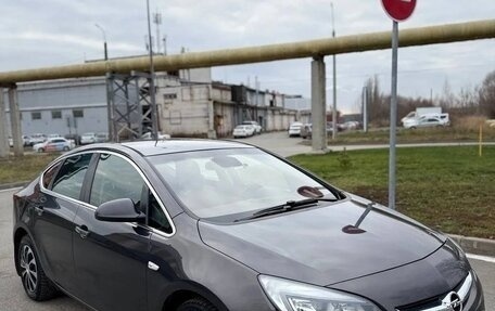 Opel Astra J, 2013 год, 600 000 рублей, 2 фотография