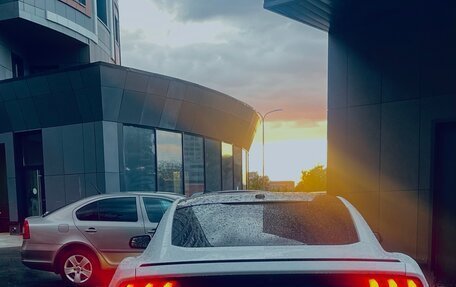 Ford Mustang VI рестайлинг, 2018 год, 2 700 000 рублей, 3 фотография