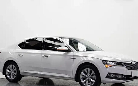 Skoda Superb III рестайлинг, 2021 год, 2 034 852 рублей, 2 фотография