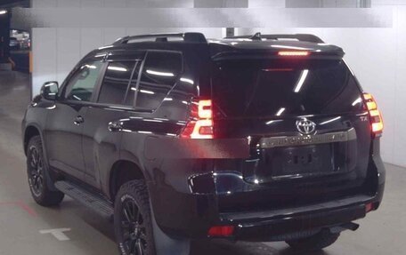 Toyota Land Cruiser Prado 150 рестайлинг 2, 2021 год, 8 000 000 рублей, 2 фотография